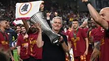 Pelatih kepala AS Roma, Jose Mourinho mengangkat trofi EUFA Conference League setelah berhasil membawa AS Roma mengalahkan Feyenoord dengan skor 1-0 pada laga final yang berlangsung di Stadion Arena Kombetare Tirana, Albania, pada Kamis (26/5/2022) dini hari WIB. Bagi Mourinho, trofi ini menjadi gelar juara Eropa-nya yang kelima. (AFP/Ozan Kose)