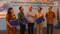 Charge d'affaires a.i., Delegation of the European Union to Indonesia and Brunei Darussalam Charles-Michel Geurts (tengah) berbincang kepada penerima beasiswa saat "Award Ceremony, Pre-Deperture Orientation and Alumni Gathering di Jakarta, Minggu (28/7/2019). (Liputan6.com/Angga Yuniar)