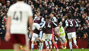 Gelandang Aston Villa, Emiliano Buendia, dikerubungi rekan-rekan setimnya setelah mencetak gol kedua tim dalam pertandingan Liga Inggris antara Aston Villa dan Arsenal di Villa Park, Birmingham, Inggris tengah, pada 6 Desember 2025. Aston Villa memenangkan laga tersebut dengan skor 2-0. (JUSTIN TALLIS / AFP)