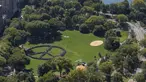 Ribuan orang mencoba memecahkan rekor dunia untuk rantai manusia terpanjang dalam bentuk tanda perdamaian di New York Central Park, Selasa (6/10). Kegiatan itu menandai ulang tahun John Lennon ke-75. (REUTERS/NYonAir/Paul GaNun)