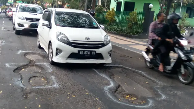 Protes Jalan Rusak, Dua Karung Pasir Jadi Kado untuk HUT Kota Malang
