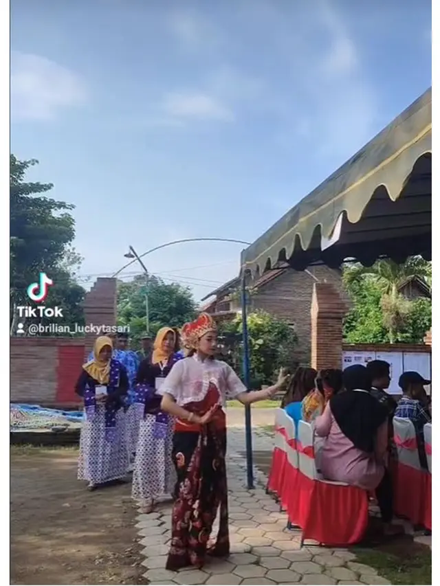 7 Potret Kostum Unik Anggota KPPS saat Bertugas, Kreatif Bikin Warga Terhibur