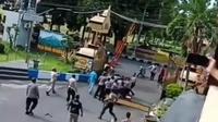 Pria pembawa senjata tajam di Polres Lumajang diringkus polisi. (Dian Kurniawan/Liputan6.com)
