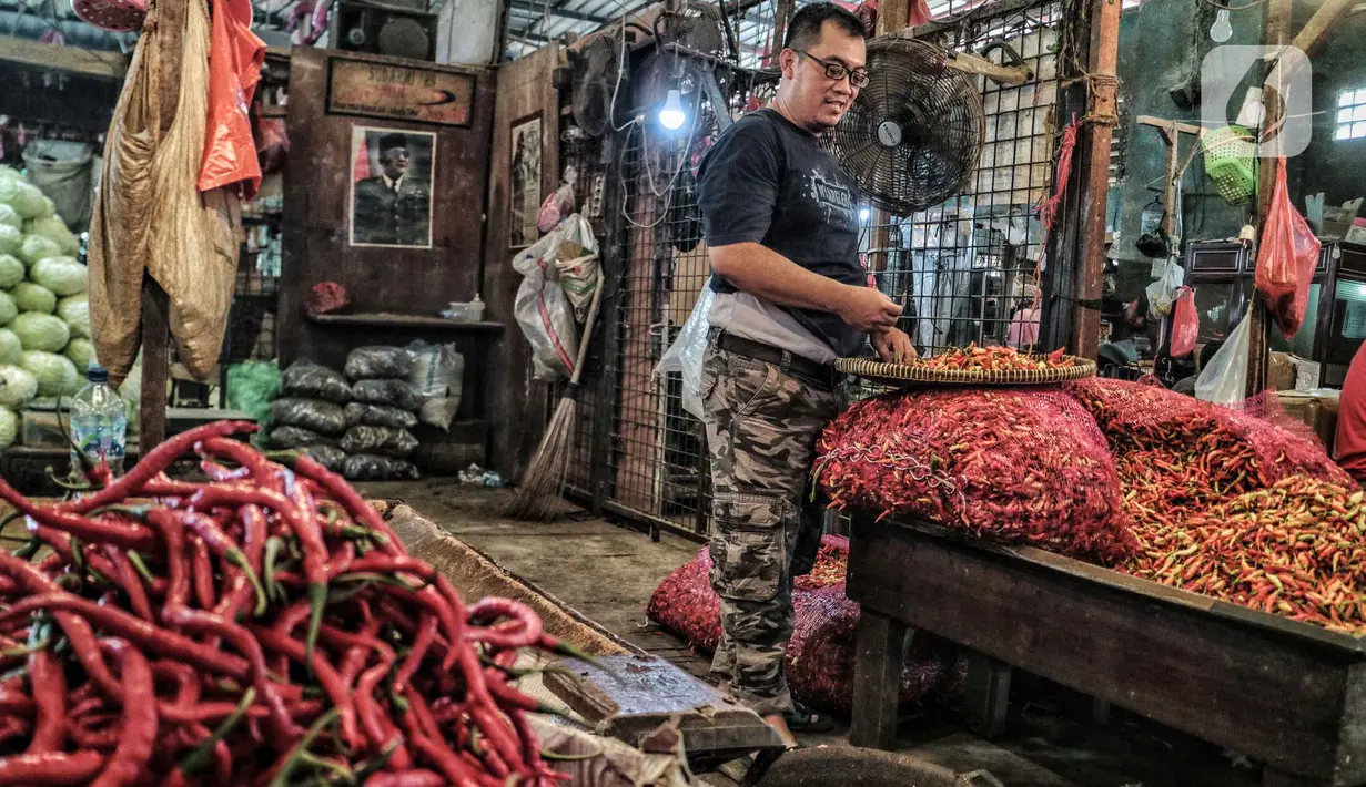 Aktivitas pedagang cabai di Pasar Induk Kramat Jati, Jakarta Timur, Kamis (6/1/2022). Sementara untuk harga cabai merah keriting saat ini dibanderol kisaran Rp40 ribu per kilogram dari sebelumnya Rp60 ribu per kilogram. (merdeka.com/Iqbal S. Nugroho)