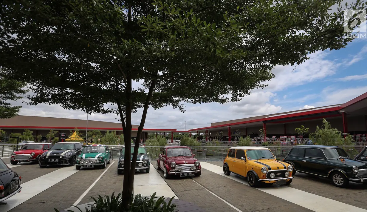 Deretan mobil Mini klasik dan terbaru pada Indonesia Mini Day 2018 di QBig BSD, Tangerang, Sabtu (15/12). Ratusan mobil Mini dari berbagai daerah berkumpul menyambut 60 tahun Mini di 2019. (Liputan6.com/Fery Pradolo)