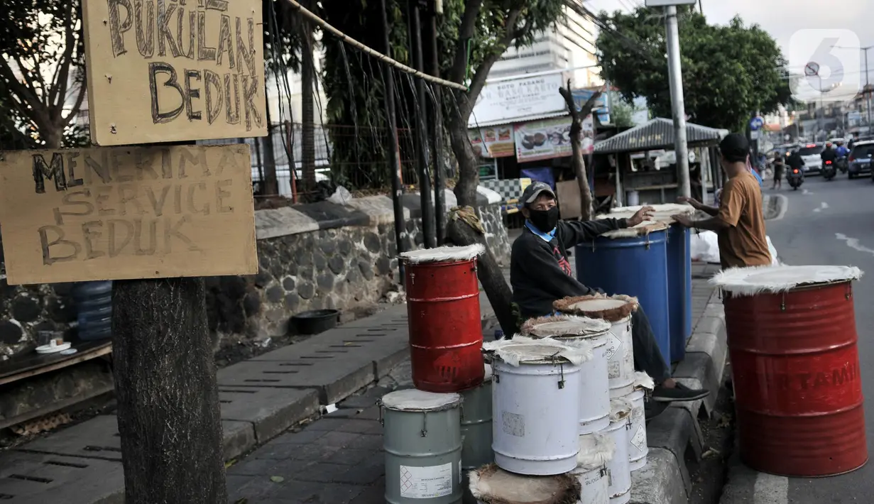 Penjual beduk saat menunggu pembeli di kawasan Tanah Abang, Jakarta, Selasa (19/5/2020). Merebaknya pandemi virus corona Covid-19 di Ibu Kota menyebabkan omset penjualan beduk di Tanah Abang menurun hingga 70 persen. (merdeka.com/Iqbal Nugroho)