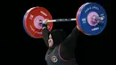 Lifter Indonesia, Nurul Akmal berkompetisi dalam cabang olahraga angkat besi +81kg putri Olimpiade Paris 2024 di South Paris Arena, Paris, Prancis, Minggu (11/08/2024). (AFP/Arun Sankar)