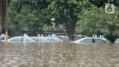 Kondisi taksi saat terendam banjir di Pool Blue Bird, Kramat Jati, Jakarta Timur, Rabu (1/1/2020). Banjir yang terjadi akibat hujan deras yang mengguyur Jakarta dan sekitarnya menyebabkan puluhan taksi dan belasan mobil terendam sejak pukul 04.00 WIB. (merdeka.com/Iqbal S. Nugroho)