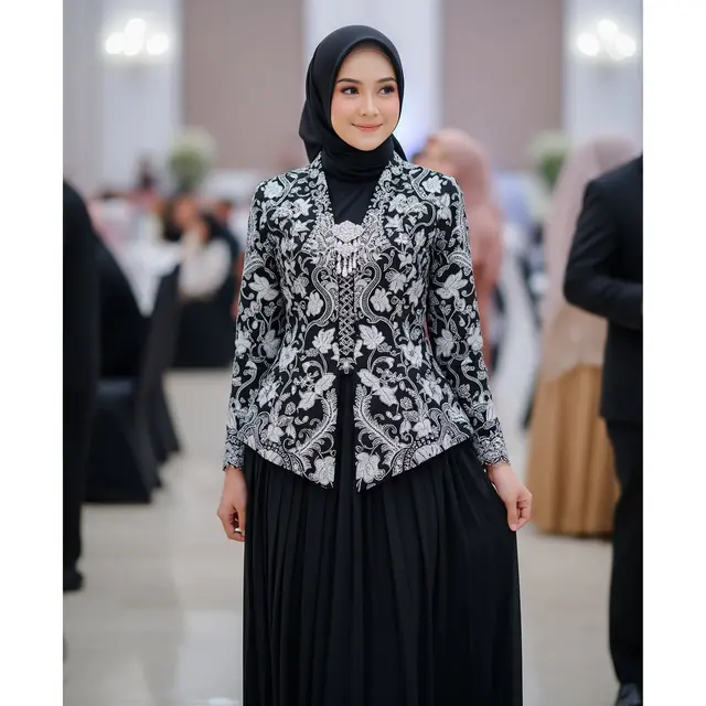 Gamis Batik Kombinasi Pleats Hitam dan Batik Silver Klasik