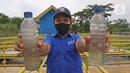 Petugas menunjukkan air sample inlet dan oulet di pengolahan air limbah di Jagakarsa, Jakarta, Kamis (19/11/2020). Dinas Sumber Daya Air DKI Jakarta menyatakan tengah menyiapkan Sistem Pengelolaan Air Limbah Domestik Terpusat (SPALD-T) skala perkotaan dan permukiman. (Liputan6.com/Herman Zakharia)