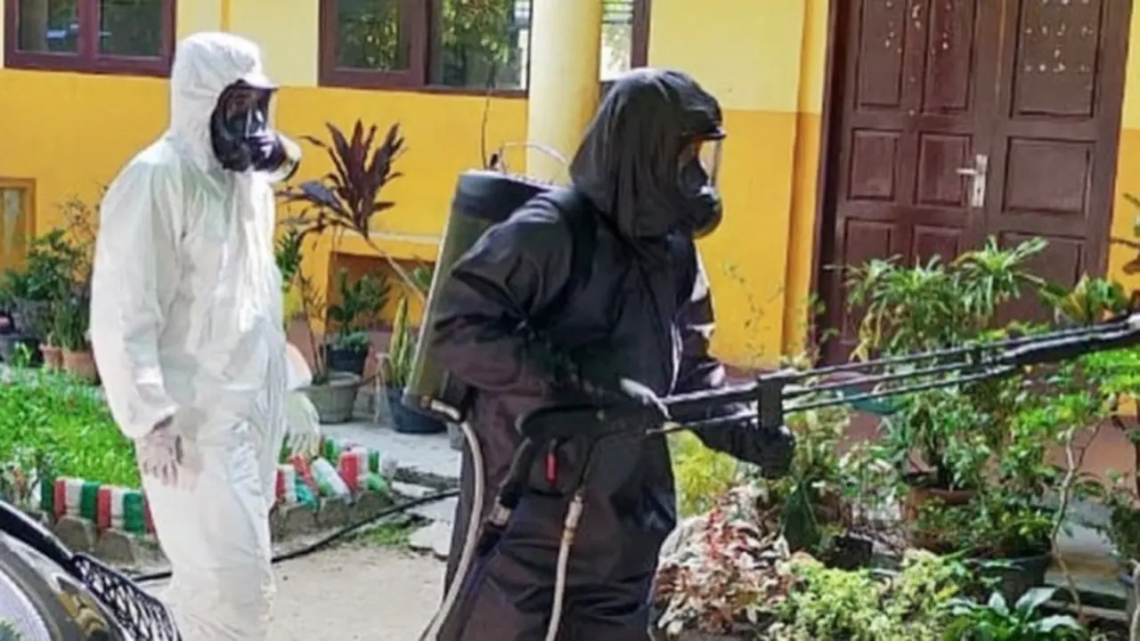 Petugas menyemprotkan cairan disinfektan untuk mencegah penyebaran Covid-19 di Riau.