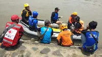 Tim SAR mengevakuasi bocah yang tenggelam di Sungai Brantas. (Istimewa)
