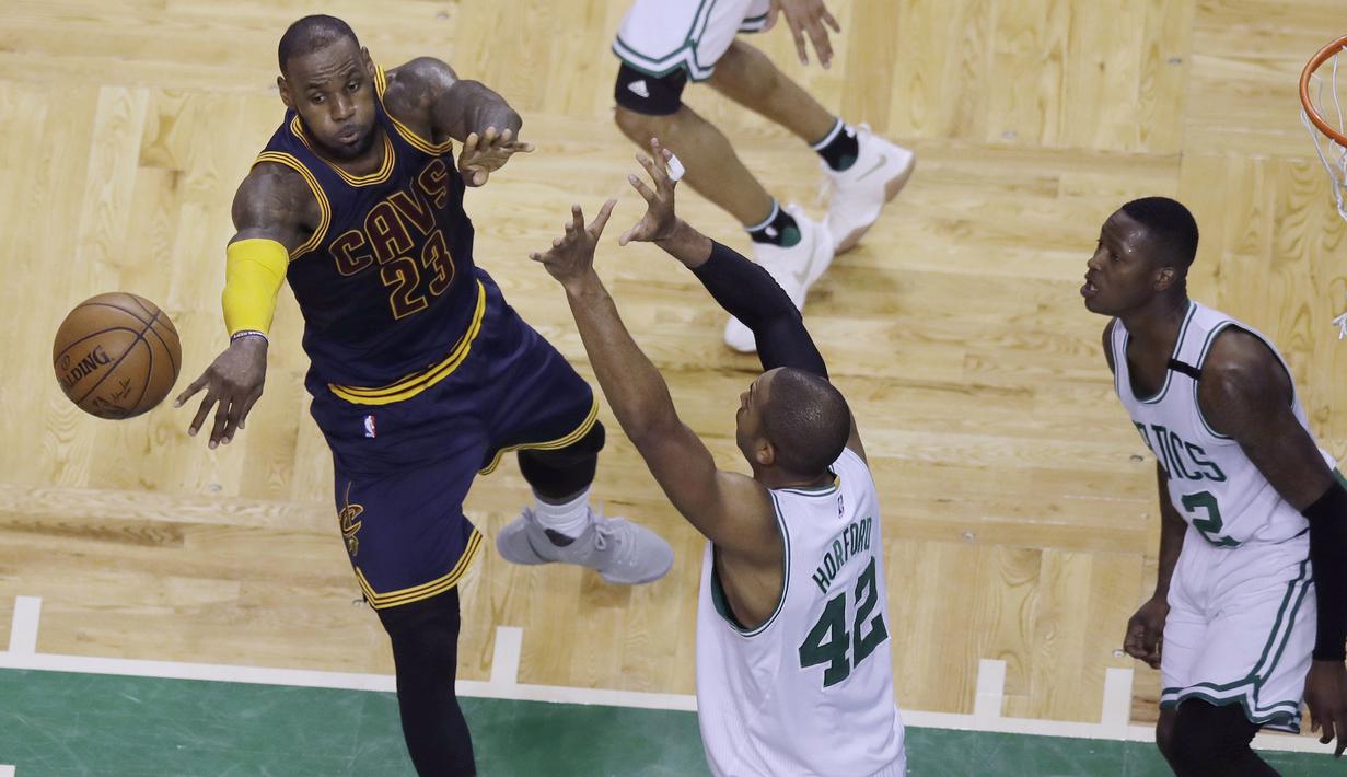 Aksi bintang Cleveland, LeBron James (23) mengumpan bola kepada rekannya saat melawan Celtics pada Gim kelima final NBA Wilayah Timur di TD Garden, Boston, (25/5/2017).  (AP/Charles Krupa)