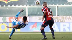 Gelandang Napoli, Elif Elmas melakukan tendangan salto saat bertandang ke markas Genoa pada pekan ke-31 Serie A Liga Italia musim 2019/2020 di Stadion Luigi Ferraris, Rabu (8/7/2020). Napoli unggul tipis 2-1 atas Genoa. (Tano Pecoraro / LaPresse via AP)