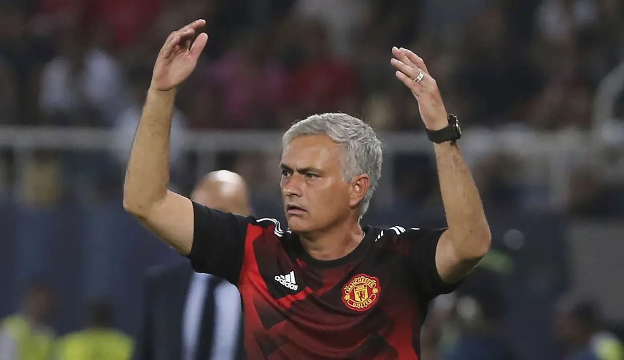 Pelatih Manchester United, Jose Mourinho, tampak kecewa usai gagal meraih trofi Piala Super Eropa 2017 di Stadion Philip II Arena, Skopje, Selasa (8/8/2017). Manchester United takluk 1-2 dari Real Madrid. (AP/Boris Grdanoski)