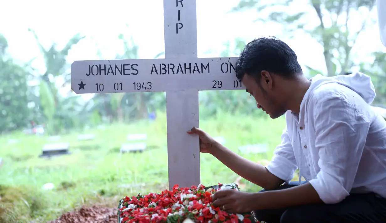 Ayah Ruben Onsu meninggalkan empat orang anak, dan seorang cucu. "Pas ditutup, Thalia bilang, bye-bye opa. Seperti mengerti, buat saya itu seperti banyak yang sayang tapi Tuhan berkehendak lain," ujar Ruben. (Nurwahyunan/Bintang.com)