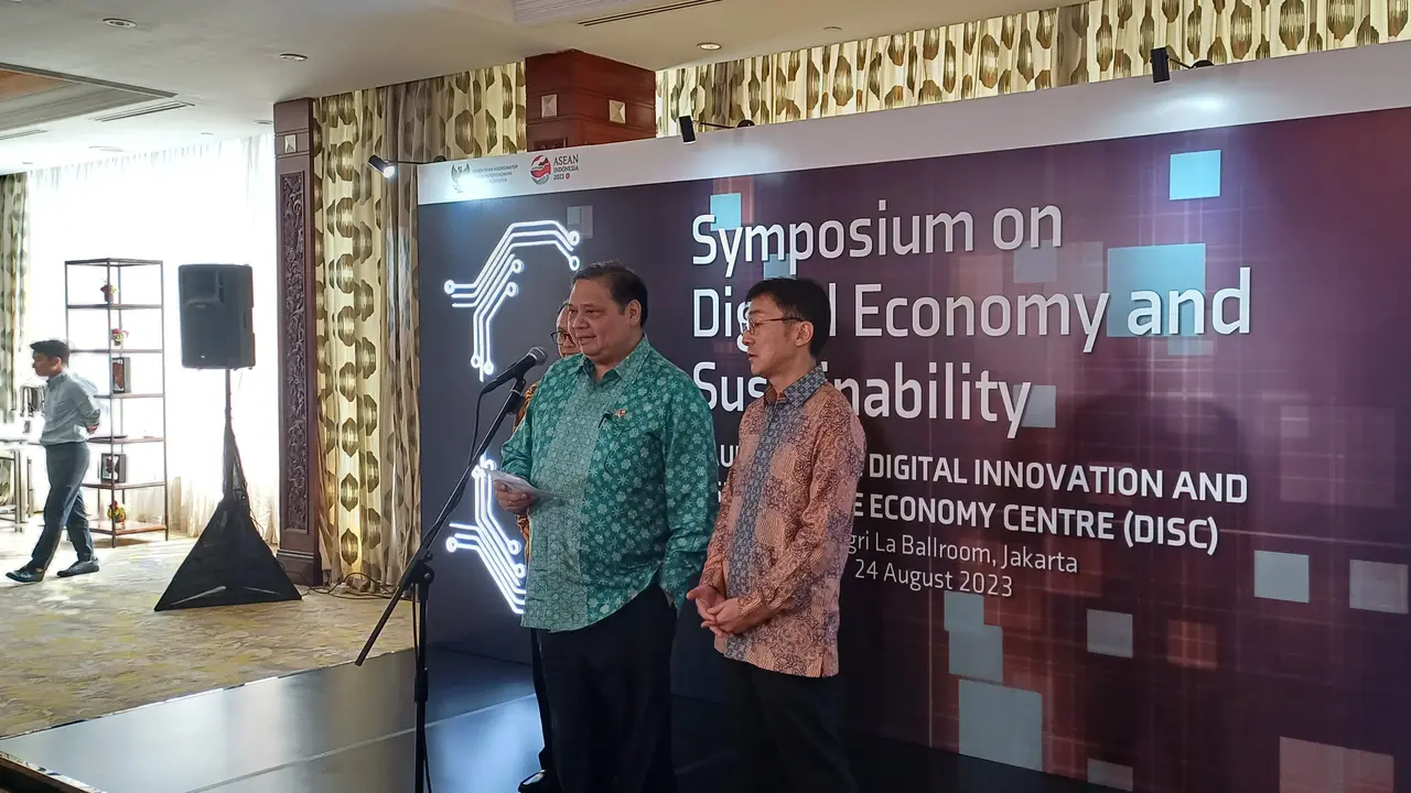 Menteri Koordinator Bidang Perekonomian Airlangga Hartarto dalam Symposium on Digital Economy and Sustainibility di Shangri La Hotel Jakarta, Kamis (24/8/2023).