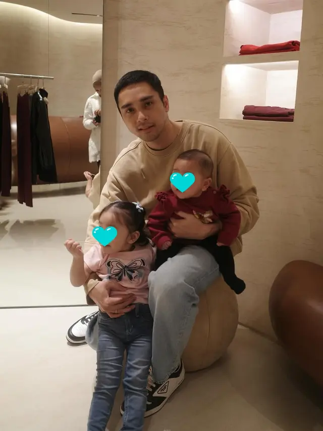 6 Potret Megantara Jadi Bapak Dua Anak, Pancarkan Aura Hot Daddy