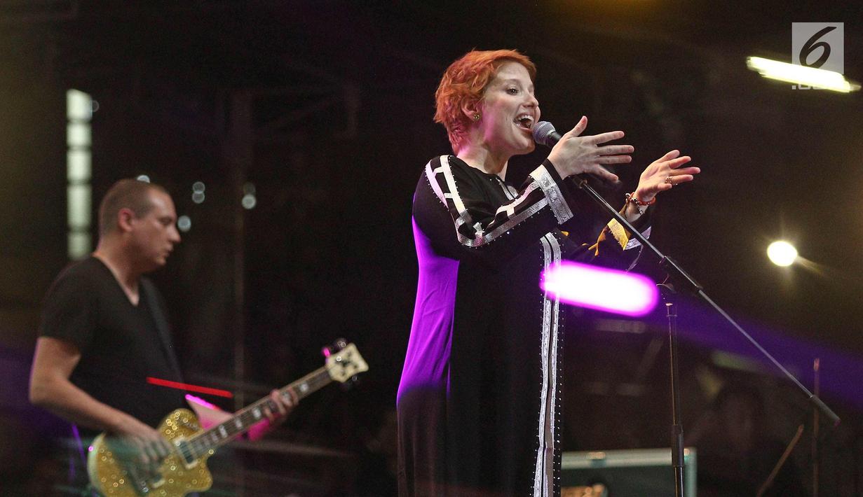 Aksi panggung vokalis Sixpence None The Richer, Leigh Nash di event bertajuk "The 90s Festival" di Gambir Expo, Kemayoran, Jakarta, Sabtu (25/11). Band luar negeri ini merupakan satu-satunya yang tampil di The 90s Festival. (Liputan6.com/Herman Zakharia)