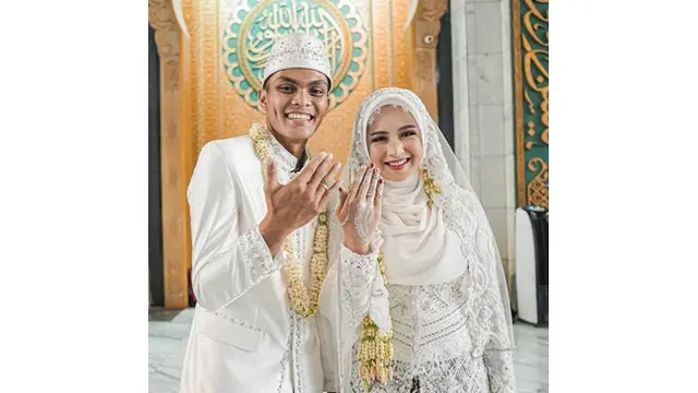 5 Momen Pernikahan Bek Persebaya Rachmat Irianto dan Siti Qonita, Khidmat