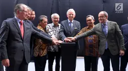 Jajaran Direksi Roca Indonesia dan tamu kehormatan saat menekan tombol pada pada acara peresmian pabrik Roca di Griya Idola Industrial Park, Cikupa, Tangerang (29/4). Pabrik sanitary global pertama di Indonesia memiliki total area seluas 74.000 meter persegi. (Liputan6.com/HO/Irene)