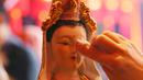 Patung dewa Tionghoa dibersihkan untuk persiapan perayaan Tahun Baru Imlek di Vihara Dhanagun, Bogor, Jawa Barat, Indonesia, 16 Januari 2023. Warga keturunan Tionghoa di Indonesia bersiap untuk merayakan Tahun Baru Imlek pada 22 Januari 2023. (AP Photo/Tatan Syuflana)