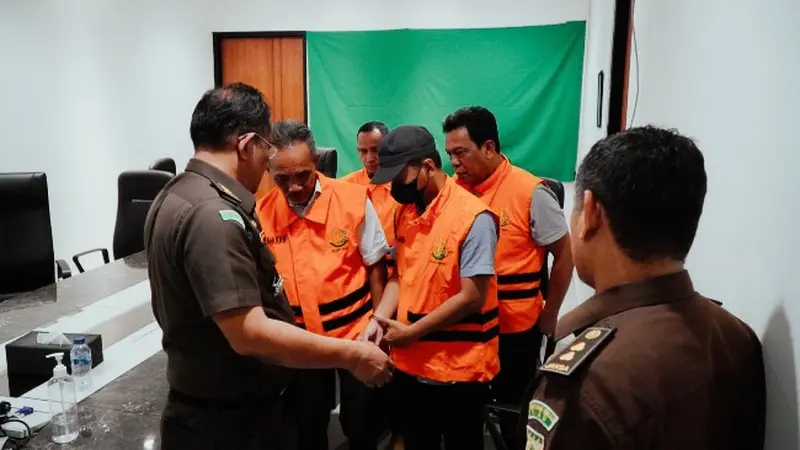 Para terdakwa korupsi pembangunan Masjid Raya Senapelan Pekanbaru saat ditahan penyidik Kejati Riau.