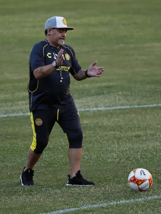 Legenda Argentina, Diego Maradona saat melatih klub Dorados de Sinalo di Stadion Banorte, Meksiko,(10/9). Maradona sendiri pernah menangani beberapa klub dan sempat melatih timnas Argentina. (AP Photo/Marco Ugarte)
