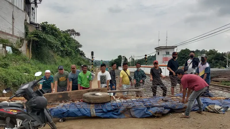 Warga Bogor gelar aksi protes dengan menutup pengerjaan proyek rel ganda