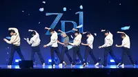 Grup boyband K-pop, ZEROBASEONE, tampil dalam pertunjukan debut mereka di Seoul pada 10 Juli 2023. (JUNG YEON-JE/AFP)