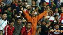 Suporter Persija membentangkan tangan merayakan kemenangan tim Macan Kemayoran atas Perserui pada lanjutan Liga 1 Indonesia di Stadion Patriot Candrabhaga, Bekasi, Selasa (13/6). Persija menang telak 3-0 atas perserui. (Liputan6.com/Helmi Fithriansyah)