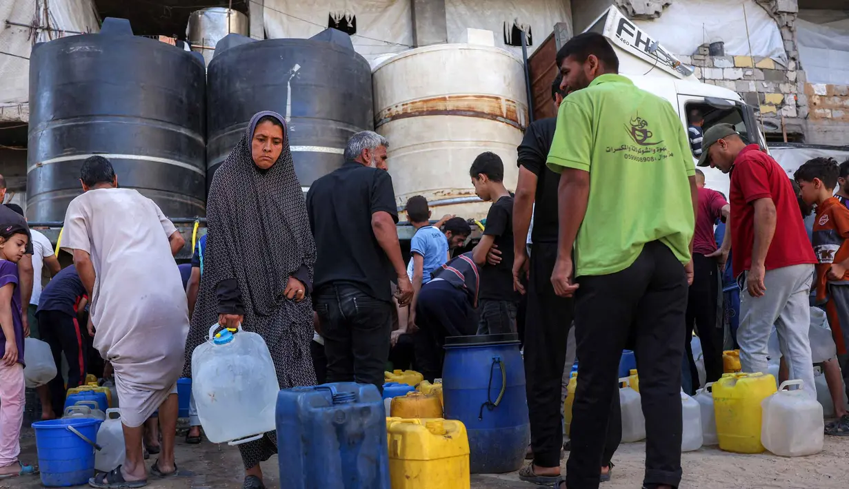 Orang-orang yang mengungsi akibat perang mengantri untuk mengisi wadah air mereka dari tangki air di kamp penampungan, Khan Yunis, Jalur Gaza Selatan pada 6 Juni 2026. (Bashar Taleb/AFP)