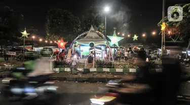 Suasana malam takbiran Idul Fitri di kawasan Manggarai, Jakarta, Rabu (13/5/2021). Tradisi merayakan malam takbiran dengan memainkan bedug dan membuat hiasan bernuansa Islam masih terlihat di pinggiran Ibu Kota meski berada di tengah pandemi Covid-19. (merdeka.com/Iqbal S. Nugroho)