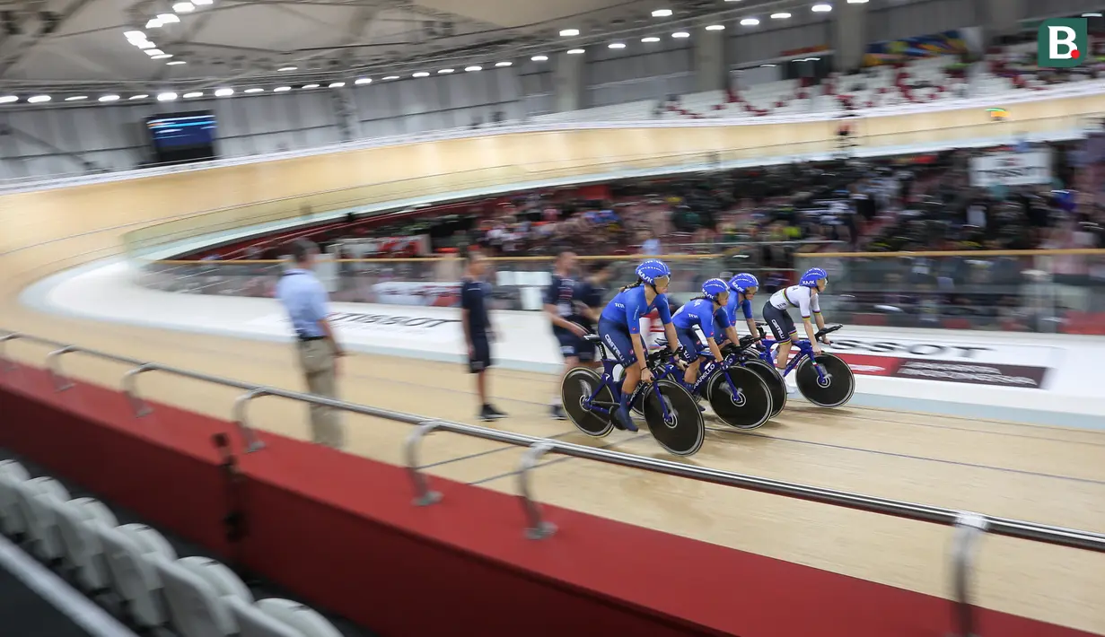 Tim balap sepeda Italia berkompetisi pada babak kualifikasi nomor team pursuit putri UCI Track Nation Cup 2023 yang berlangsung di Jakarta International Velodrome, Rawamangun, Jakarta, Kamis (23/2/2023). (Bola.com/Bagaskara Lazuardi)