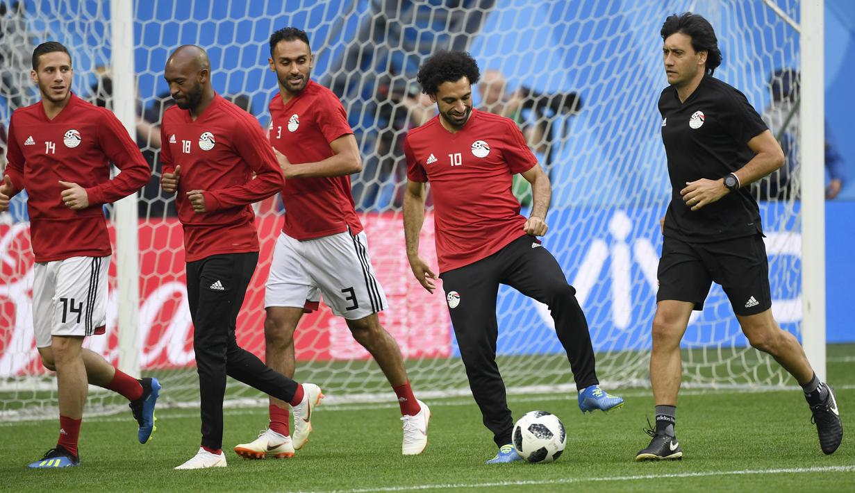 Aksi Mohamed Salah saat menggiring bola pada sesi latihan timnas Mesir di St. Petersburg stadium, St. Petersburg, Rusia, (18/6/2018). Mesir akan melawan Rusia pada laga kedua Piala Dunia 2018. (AFP/Christophe Simon)