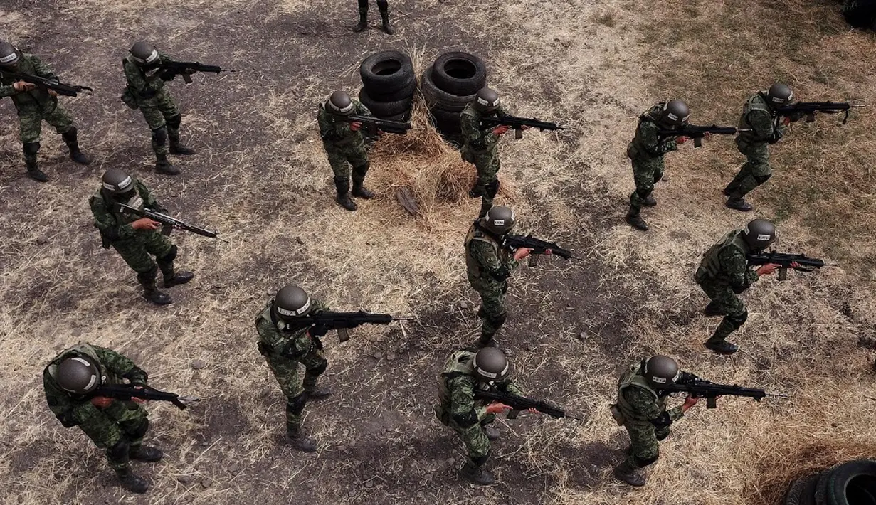Anggota Angkatan Darat Meksiko melakukan manuver senapan FX-05 Xiuhcoatl buatan Meksiko saat pelatihan pasukan khusus di Pangkalan Militer Los Capulines, Jamay, Jalisco, Meksiko, 21 Januari 2022. Tentara Meksiko melatih 650 anggota keamanan nasional dan keamanan dalam negeri. (ULISES RUIZ/AFP)