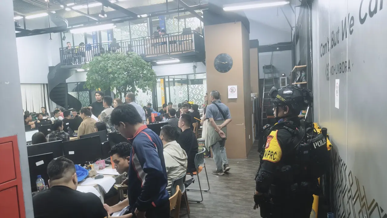Brimob Kawal Penggerebekan Judi Online Jaringan Internasional di Hayam Wuruk