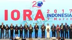 Presiden Joko Widodo (Jokowi) bersama sejumlah pimpinan membuka KTT IORA ke-20 Tahun 2017 di Jakarta Convention Centre, Senayan, Jakarta, Selasa (7/3). Pembukaan ditandai dengan pemukulan alat musik Papua, yaitu Tifa. (Liputan6.com/Angga Yuniar)