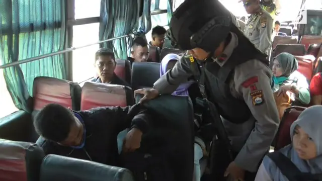 Polda Banten memeriksa sejumlah bus Antar-Kota Antar-Provinsi (AKAP) yang akan memasuki tol ke arah Jakarta. 