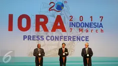 Ki-ka: Presiden Afrika Selatan Jacob Zuma, Presiden RI Joko Widodo dan PM Australia Malcom Turnbull saat memberikan keterangan pers terkait hasil KTT IORA 2017 di JCC, Jakarta, Selasa (7/3). (Liputan6.com/Angga Yuniar)