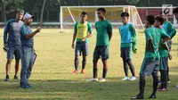 Pelatih Timnas Indonesia, Fachry Husaini memberi arahan pada pemainnya saat latihan di Lapangan Atang Sutresna, Jakarta, Senin (3/7). Latihan ini persiapan jelang berlaga di Piala AFF U-16 Thailand, 9-22 Juli mendatang. (Liputan6.com/Helmi Fithriansyah)