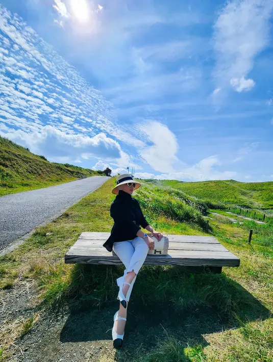 Ia tak mau kehilangan momen berfoto dengan pemandangan alam yang eksotis. [@princessyahrini]