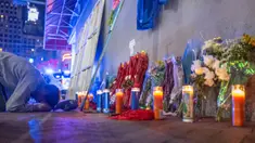 Seorang pria bereaksi saat berdoa di sebuah tugu peringatan di Bourbon Street setelah dibuka kembali untuk umum pada tanggal 2 Januari 2025, di New Orleans, Louisiana, Amerika Serikat. (ANDREW CABALLERO-REYNOLDS/AFP)