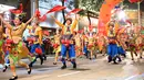 Para peserta dari Rombongan Kesenian Guangxi ikut serta dalam Parade Tahun Baru Imlek Internasional di hari pertama Tahun Baru Imlek Naga di Hong Kong pada tanggal 10 Februari 2024. (Peter PARKS/AFP)