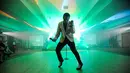 Peniru gaya Elvis Presley, Ricky Aron dari Liverpool tampil dalam Festival Elvis Skotlandia yang digelar pertama kali di Grangemouth, 8 April 2016. Acara ini memikat penonton yang ingin menyaksikan aksi kontestan mirip Elvis Presley. (Andy Buchanan/AFP)