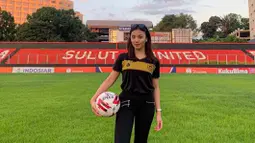 Gadis cantik jelita itu memegang posisi sebagai Manager Academy Sulut United dan Marketing di tim berjulukan Hiu Utara. Ia juga menjadi garda terdepan tim dalam dunia sponsorship. (Dok Instagram @gasyakaren)