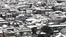 Pemandangan umum ini menunjukkan atap-atap yang tertutup salju di sebuah lingkungan di pusat kota Tokyo pada tanggal 6 Februari 2024, setelah ibu kota Jepang ini diguyur salju pada malam sebelumnya. Badan Meteorologi Jepang memprediksi badai salju masih akan terjadi mengingat suhu masih terus turun. (Richard A. Brooks/AFP)