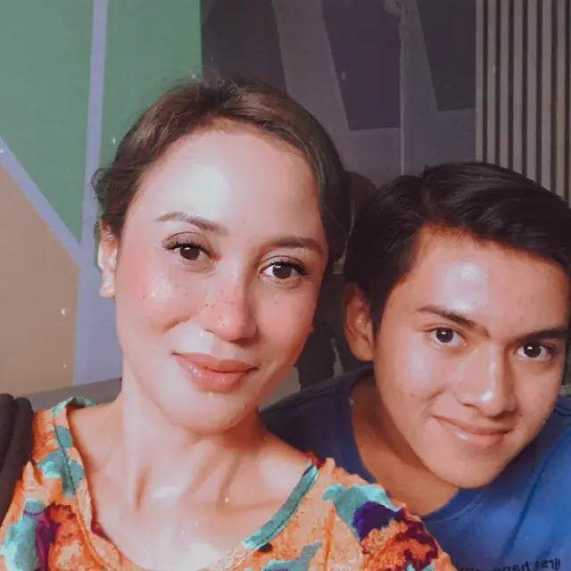 Jadi Ibu dan Anak di Sinetron, Ini 6 Potret Kebersamaan Rey Bong dan Ria Probo