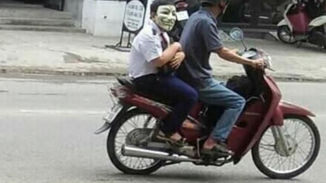 Bikin Tepuk Jidat, 7 Kelakuan Absurd Orang Saat Naik Motor