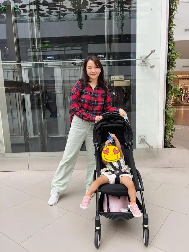 6 Potret Kinal Eks JKT48 Saat Asuh Anak, Ibu yang Sigap